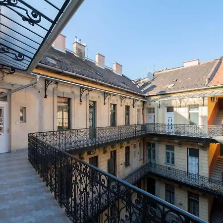 Sunny Penthouse At The Boulevard Budapeşte