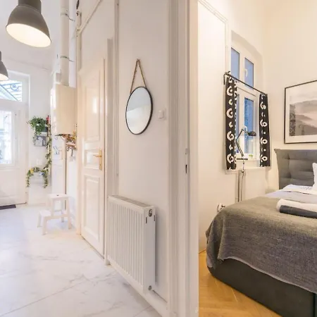 Sunny Penthouse At The Boulevard Daire Budapeşte